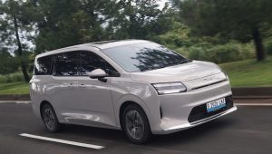 BEV VS PHEV: Siapa Raja Mobil Listrik Indonesia?