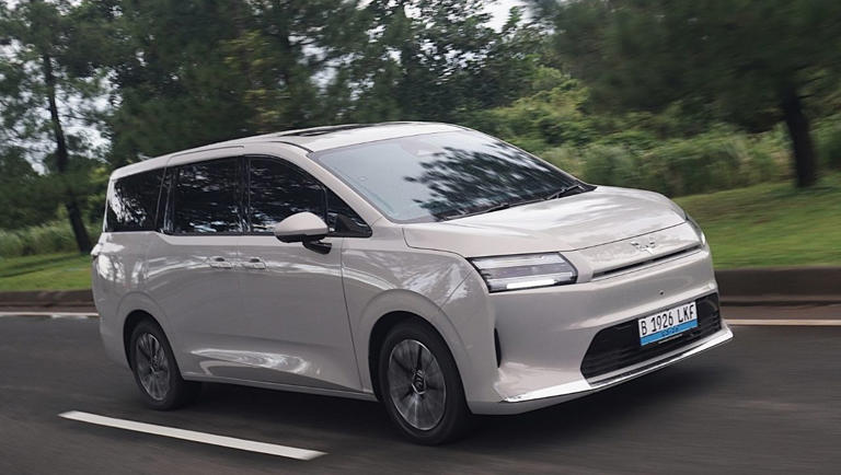 BEV VS PHEV: Siapa Raja Mobil Listrik Indonesia?