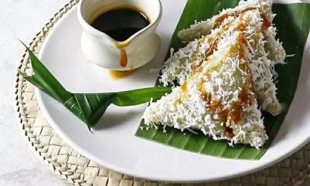 Sensasi Kenyal Lupis Dengan Siraman Gula Aren
