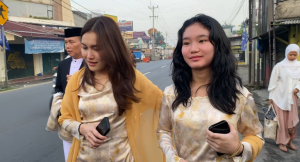 Potret Hangat Idul Adha, Ayu Ting Ting, Seragam Warna Mustard