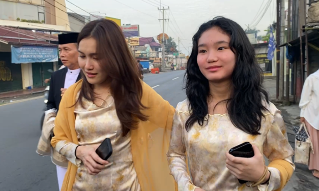 Potret Hangat Idul Adha, Ayu Ting Ting, Seragam Warna Mustard