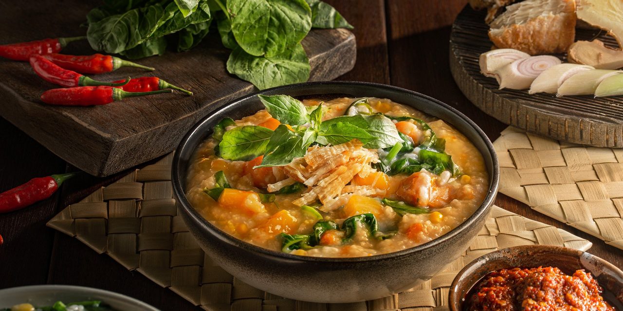 Kuliner Khas Sulawesi: Bubur Manado Yang Kaya Warna & Rasa