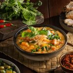 Kuliner Khas Sulawesi: Bubur Manado Yang Kaya Warna & Rasa