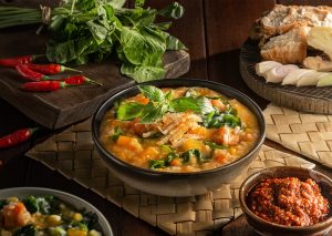 Kuliner Khas Sulawesi: Bubur Manado Yang Kaya Warna & Rasa