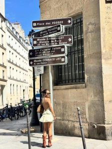 Dari India Ke Paris, Anushka Sen Pamer Gaya Elegan Di Louvre
