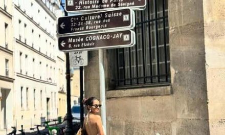 Dari India Ke Paris, Anushka Sen Pamer Gaya Elegan Di Louvre