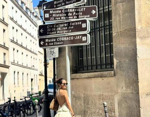 Dari India Ke Paris, Anushka Sen Pamer Gaya Elegan Di Louvre