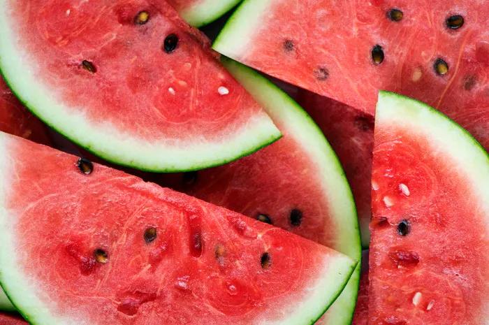 Jangan Salah! Fakta Minum Air Putih Usai Makan Semangka