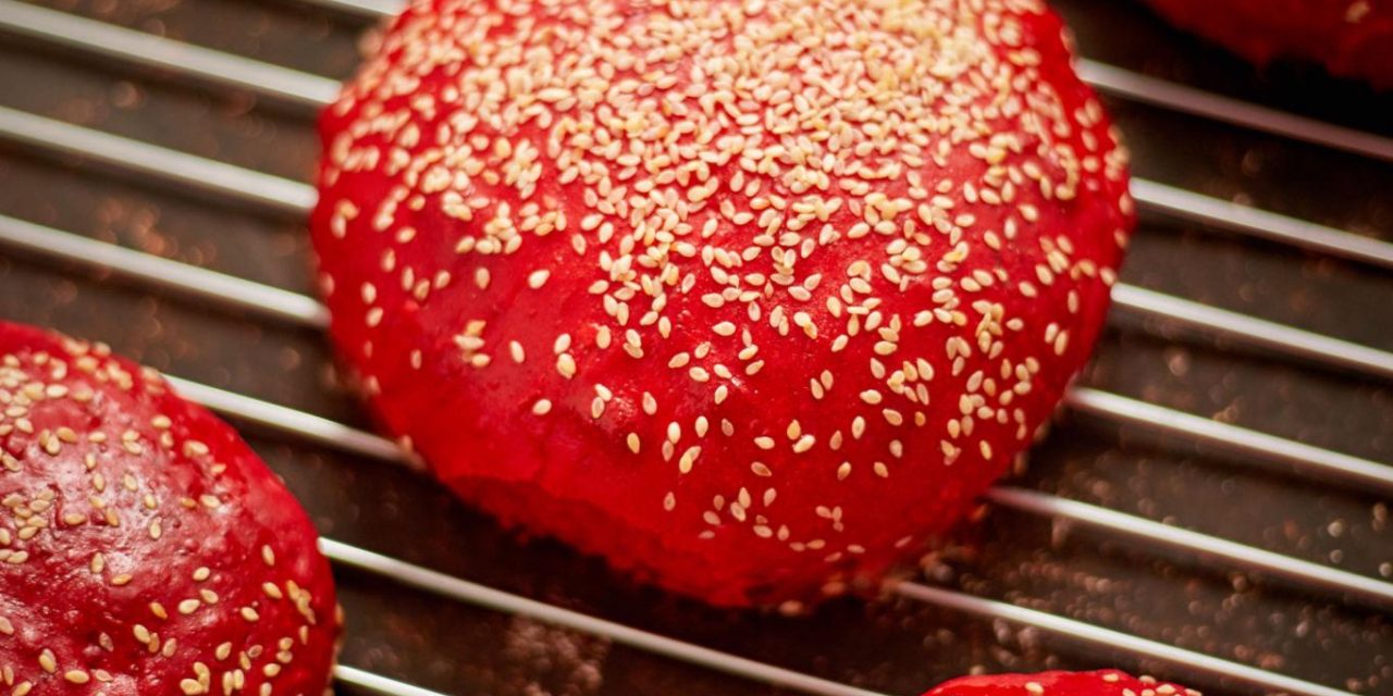 Makin Menggoda! Red Bun Lembut Dengan Warna Merah Cantik