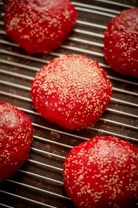 Makin Menggoda! Red Bun Lembut Dengan Warna Merah Cantik