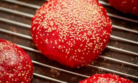 Makin Menggoda! Red Bun Lembut Dengan Warna Merah Cantik