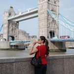 Outfit Merah Yunita Siregar Keliling London Sukses Curi Perhatian