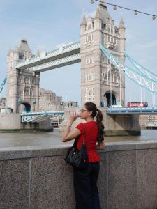 Outfit Merah Yunita Siregar Keliling London Sukses Curi Perhatian