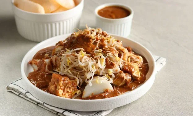 Kuliner Nusantara! Lontong Mie Pecal Jadi Menu Sarapan Favorit