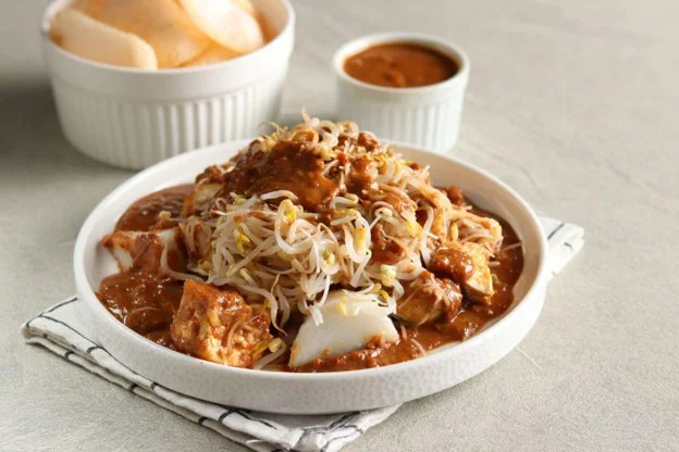 Kuliner Nusantara! Lontong Mie Pecal Jadi Menu Sarapan Favorit